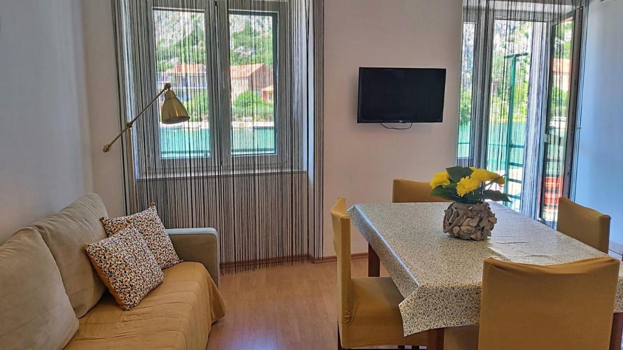 Apartment Mandic Omiš Exteriör bild
