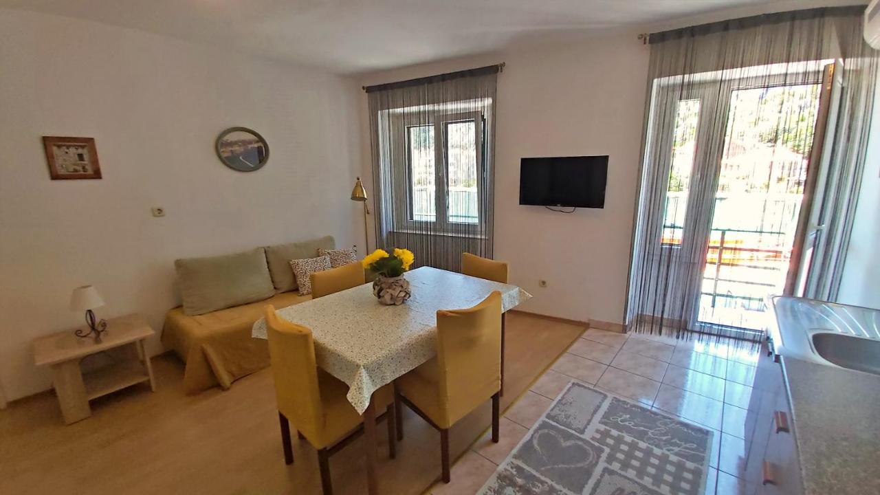 Apartment Mandic Omiš Exteriör bild