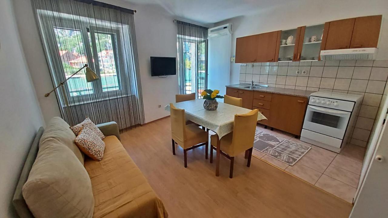 Apartment Mandic Omiš Exteriör bild